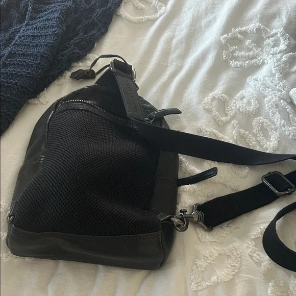 Sleek Black Leather Shoulder Bag - Picture 2 of 4
